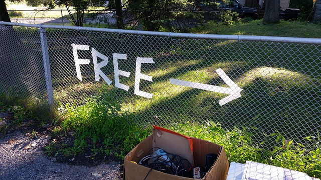 Sign saying FREE and arrow showing the direction. 