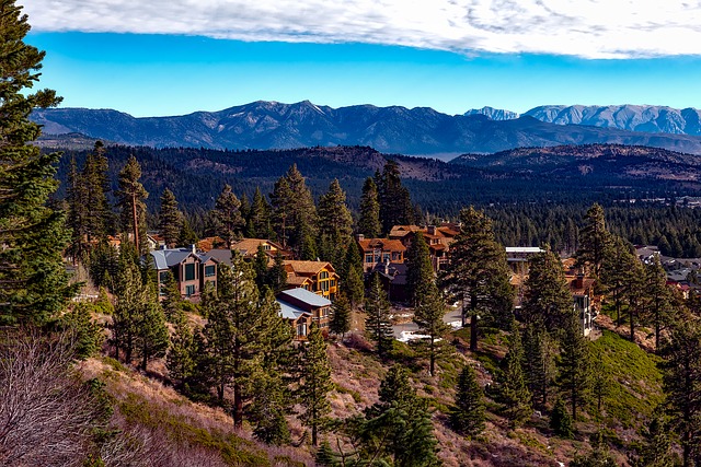 A wonderful view f the mountains and houses