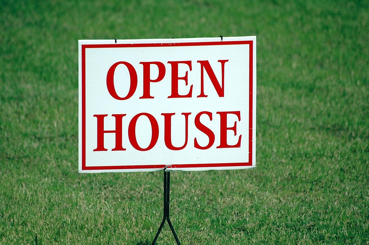 An open house sign.