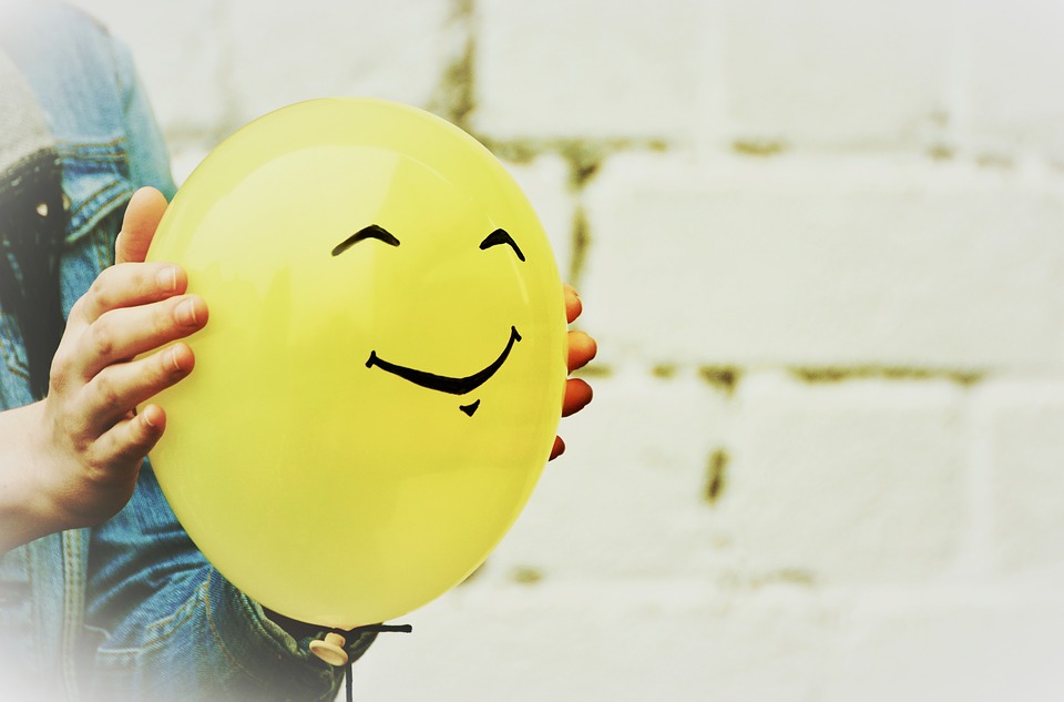 A yellow baloon smiling.