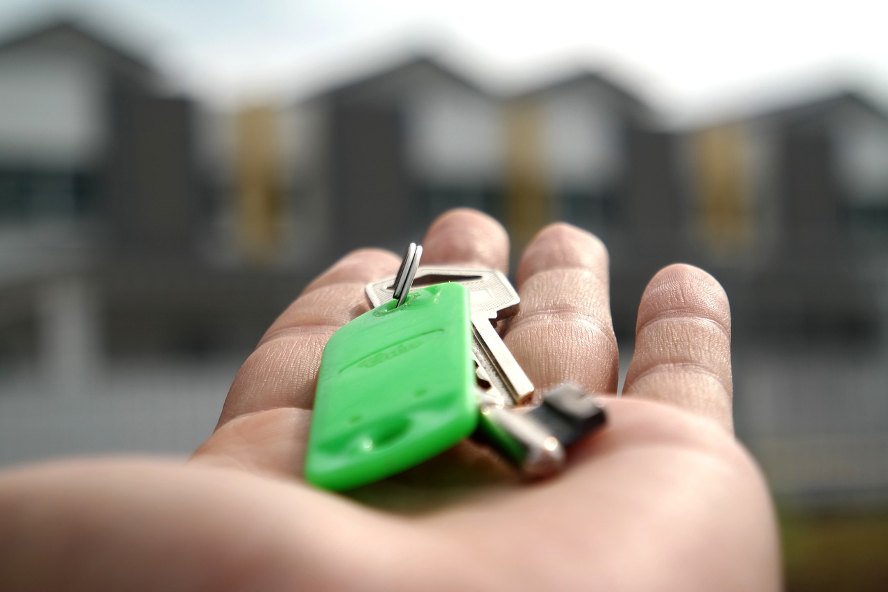 A person holding house keys in the hand.